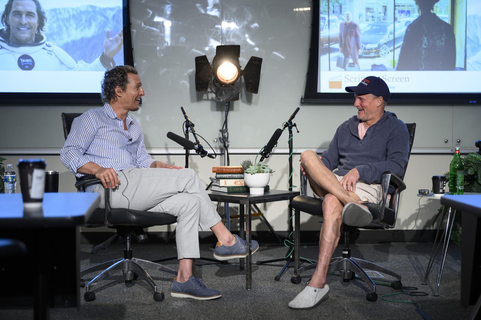 Matthew McConaughey and Woody Harrelson discuss a topic in class